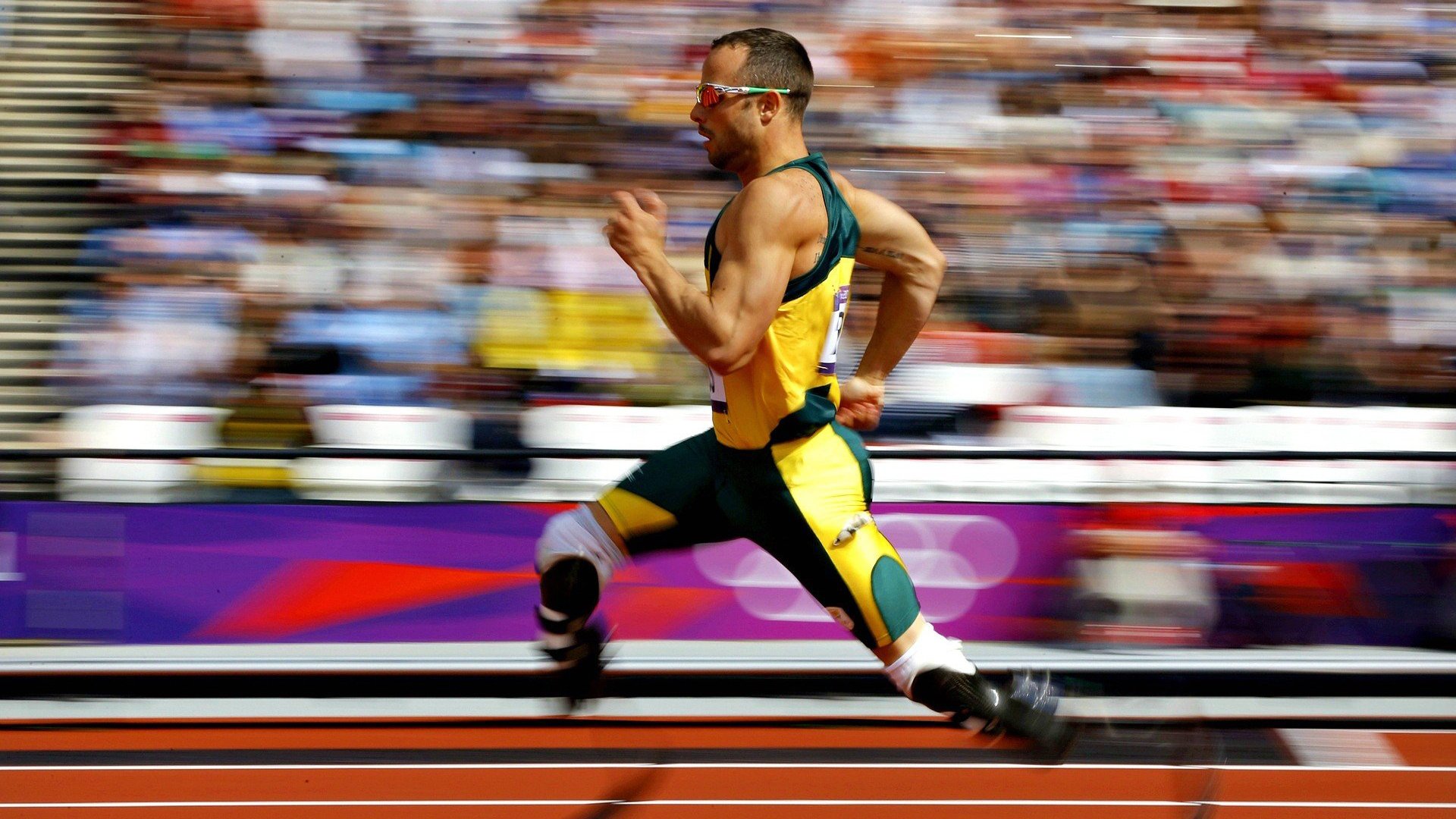 国足选手比赛路上逐梦逆袭,奋勇前行,国足选人